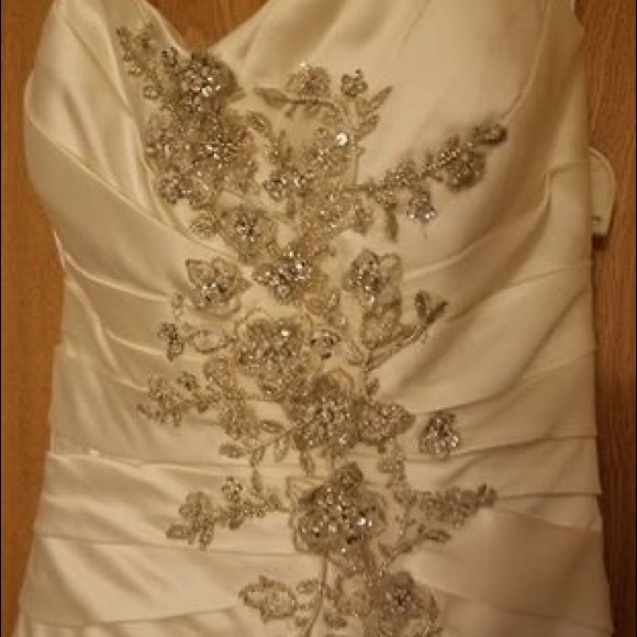 Oleg Cassini Wedding Gown - Picture 2 of 8